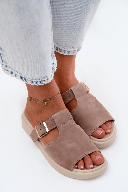 Dames faux suede platformslippers met gouden gespen in zandkleur Zemela