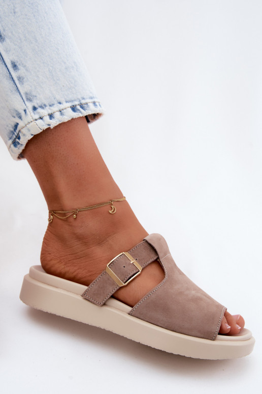 Dames faux suede platformslippers met gouden gespen in zandkleur Zemela