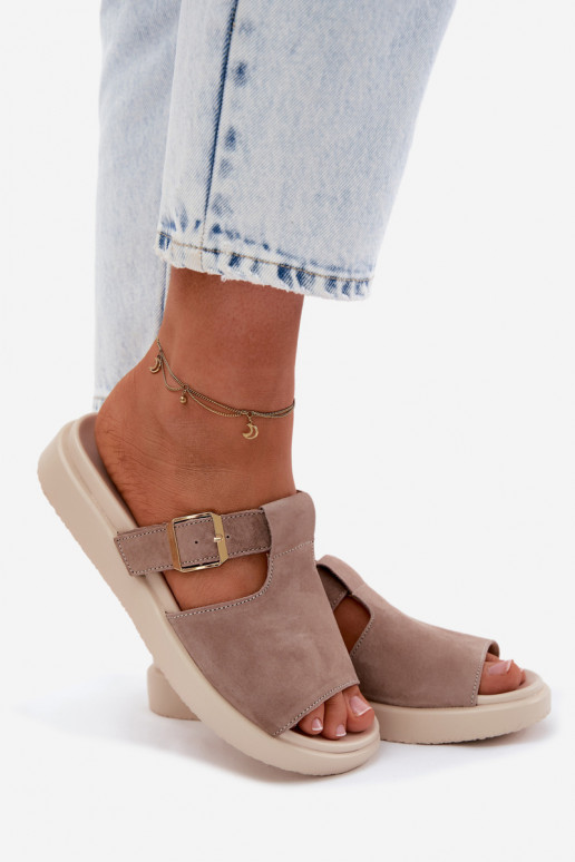 Dames faux suede platformslippers met gouden gespen in zandkleur Zemela