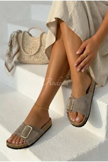 Faux suède dames slippers met gespen in zandkleur Beryl