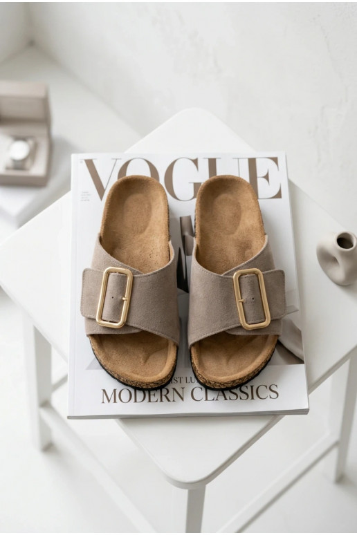 Faux suède dames slippers met gespen in zandkleur Beryl