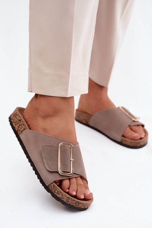 Faux suède dames slippers met gespen in zandkleur Beryl