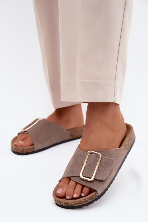 Faux suède dames slippers met gespen in zandkleur Beryl