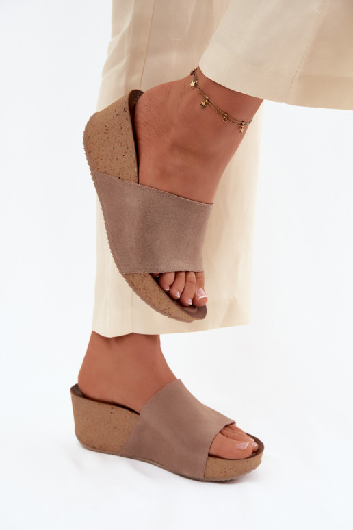 Faux suède dames slippers op kurken zool in zandkleur Zazoo 40311