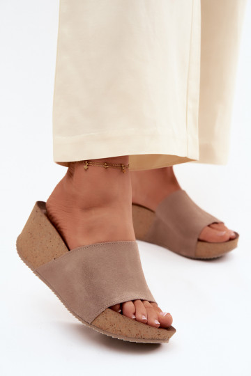 Faux suède dames slippers op kurken zool in zandkleur Zazoo 40311 2