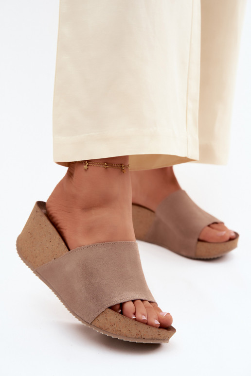 Faux suède dames slippers op kurken zool in zandkleur Zazoo 40311