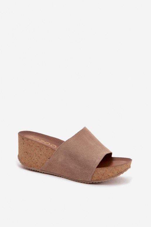 Faux suède dames slippers op kurken zool in zandkleur Zazoo 40311