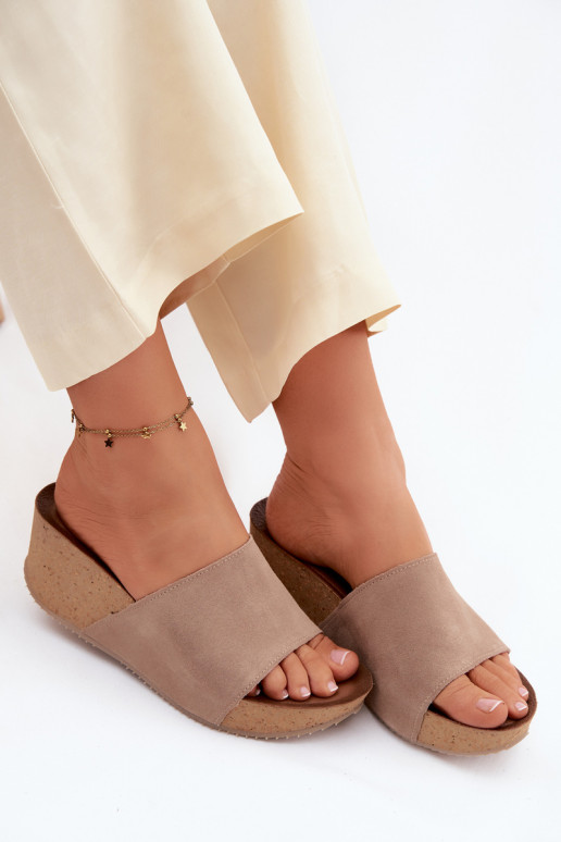 Faux suède dames slippers op kurken zool in zandkleur Zazoo 40311