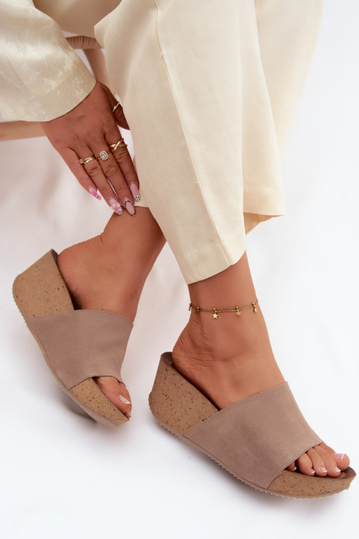 Faux suède dames slippers op kurken zool in zandkleur Zazoo 40311