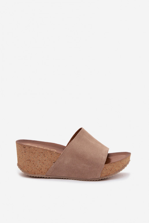 Faux suède dames slippers op kurken zool in zandkleur Zazoo 40311