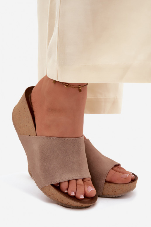Faux suède dames slippers op kurken zool in zandkleur Zazoo 40311