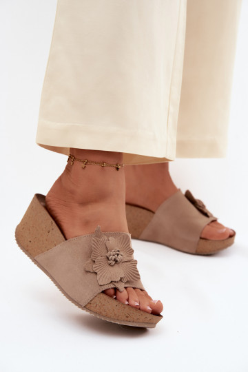 Faux suède dames slippers met platform en decoratieve bloemen Zazoo 40312 in cappuccino kleur