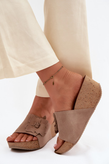 Faux suède dames slippers met platform en decoratieve bloemen Zazoo 40312 in cappuccino kleur 2