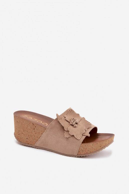 Faux suède dames slippers met platform en decoratieve bloemen Zazoo 40312 in cappuccino kleur