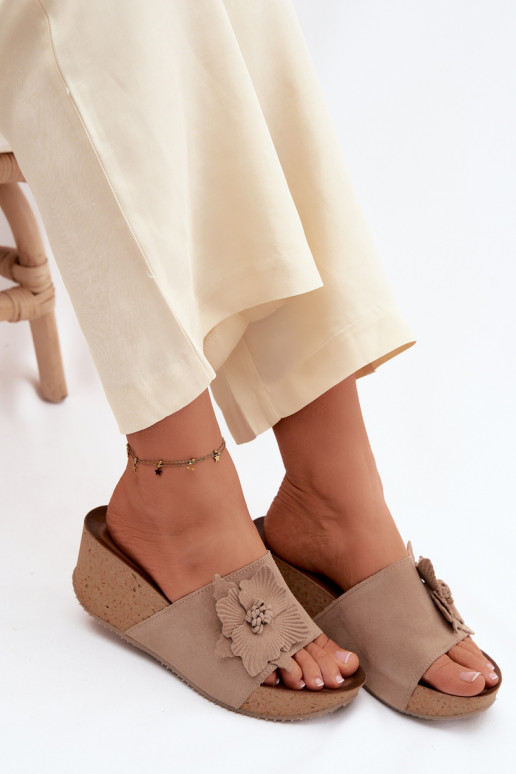 Faux suède dames slippers met platform en decoratieve bloemen Zazoo 40312 in cappuccino kleur