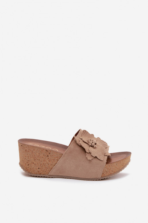 Faux suède dames slippers met platform en decoratieve bloemen Zazoo 40312 in cappuccino kleur
