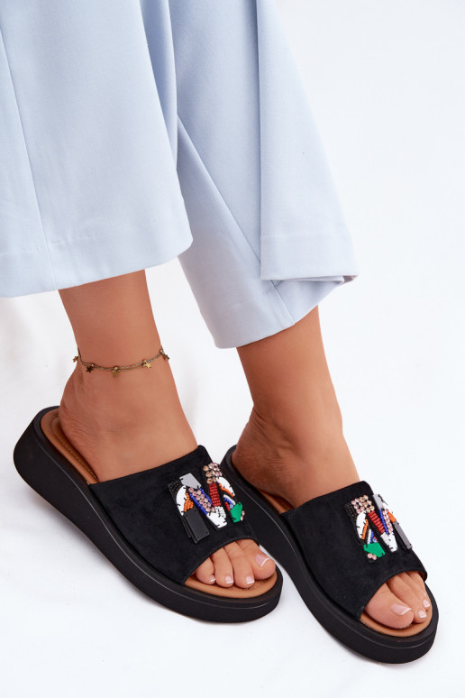 Faux suède dames slippers met ornamenten en platform Vinceza 66942 in zwarte kleur
