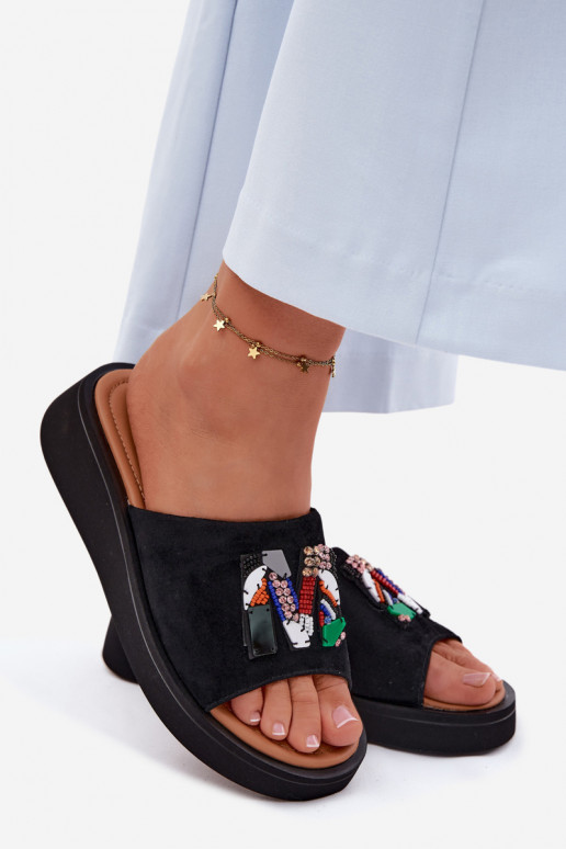 Faux suède dames slippers met ornamenten en platform Vinceza 66942 in zwarte kleur
