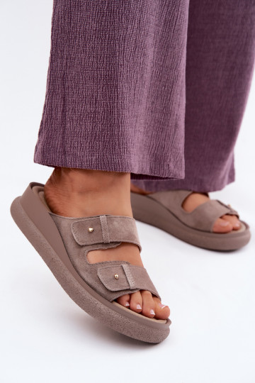 Zandkleurige faux suede dames slippers op een platform Vinceza 66916