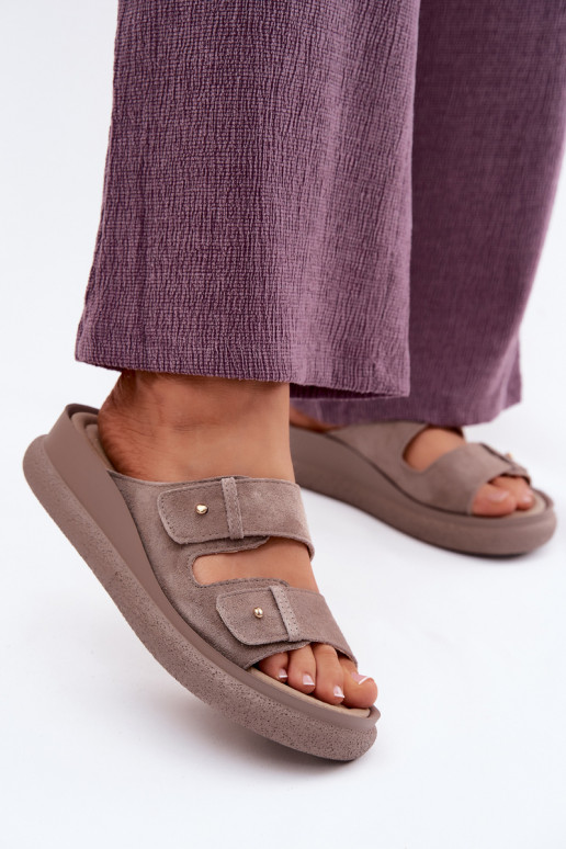 Zandkleurige faux suede dames slippers op een platform Vinceza 66916