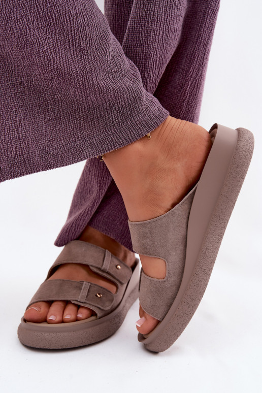 Zandkleurige faux suede dames slippers op een platform Vinceza 66916