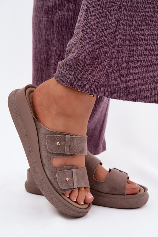 Zandkleurige faux suede dames slippers op een platform Vinceza 66916