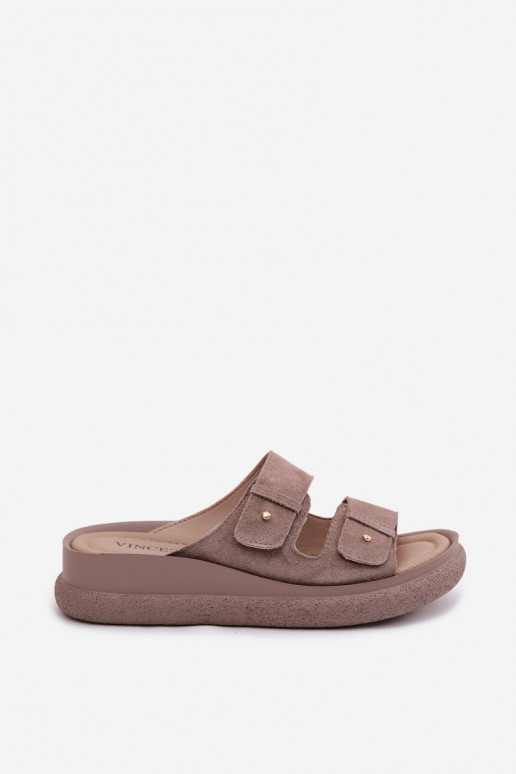 Zandkleurige faux suede dames slippers op een platform Vinceza 66916