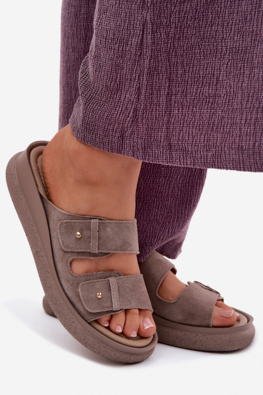 Zandkleurige faux suede dames slippers op een platform Vinceza 66916