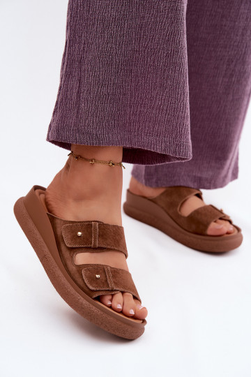 Bruine faux suede dames slippers op een platform Vinceza 66916 2