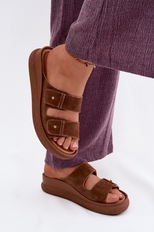 Bruine faux suede dames slippers op een platform Vinceza 66916