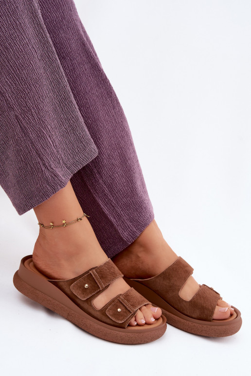 Bruine faux suede dames slippers op een platform Vinceza 66916