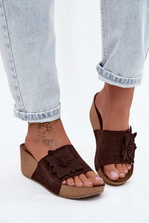 Zazoo 40312 chocoladekleurige suède slippers met platform en decoratieve bloemenornamenten