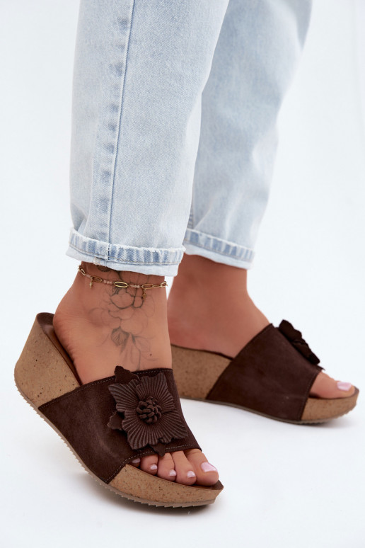 Zazoo 40312 chocoladekleurige suède slippers met platform en decoratieve bloemenornamenten