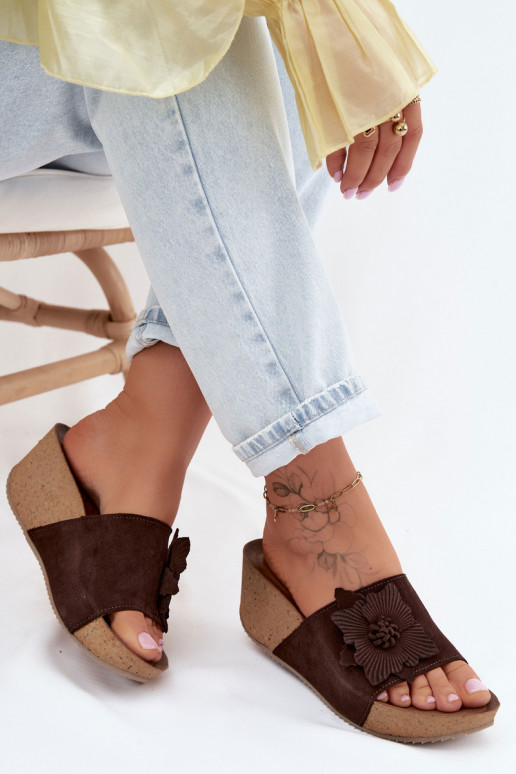 Zazoo 40312 chocoladekleurige suède slippers met platform en decoratieve bloemenornamenten