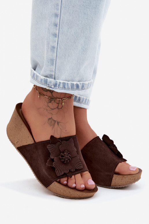 Zazoo 40312 chocoladekleurige suède slippers met platform en decoratieve bloemenornamenten