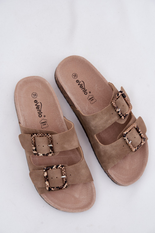 Zandkleurige dames slippers met gespen en slangenpatronen op kurkzool Melia
