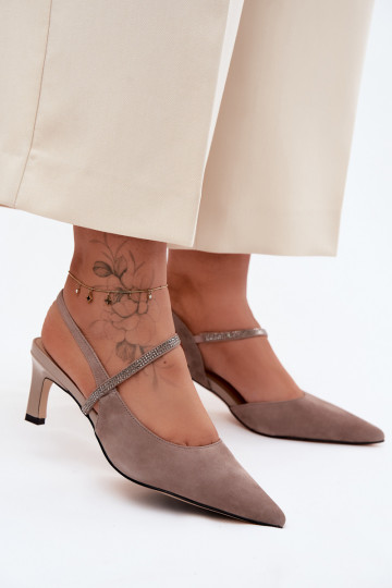 Zandkleurige elegante suède hoge hakken met decoratieve bandjes D&A 2