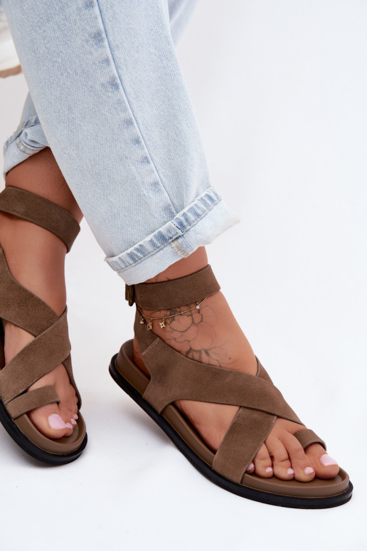 Vlakke sandalen in zandkleurige faux suede