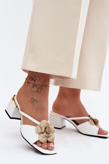 Leren slippers met bloem en hak in wit Catva 2