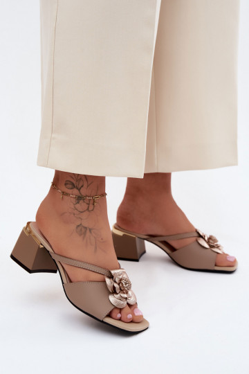 Leren slippers met bloem en hak in zandkleur Catva