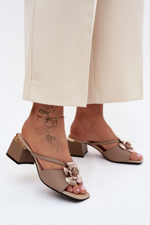 Leren slippers met bloem en hak in zandkleur Catva