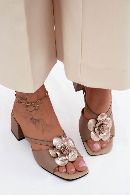 Leren slippers met bloem en hak in zandkleur Catva