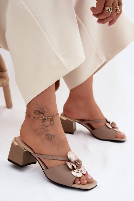 Leren slippers met bloem en hak in zandkleur Catva