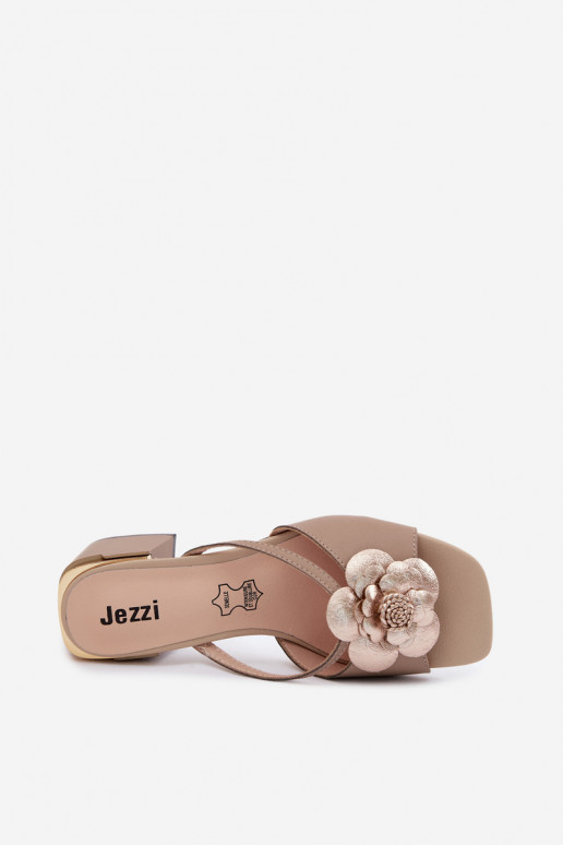 Leren slippers met bloem en hak in zandkleur Catva