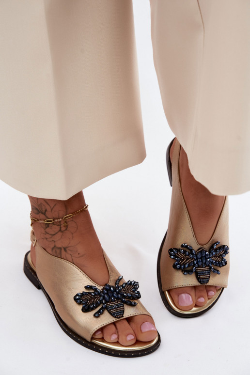 Sandalen met glans en ornamenten in vlak goud Russona