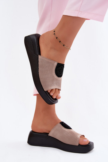 Sandkleurige dames slippers van faux suede Fablee