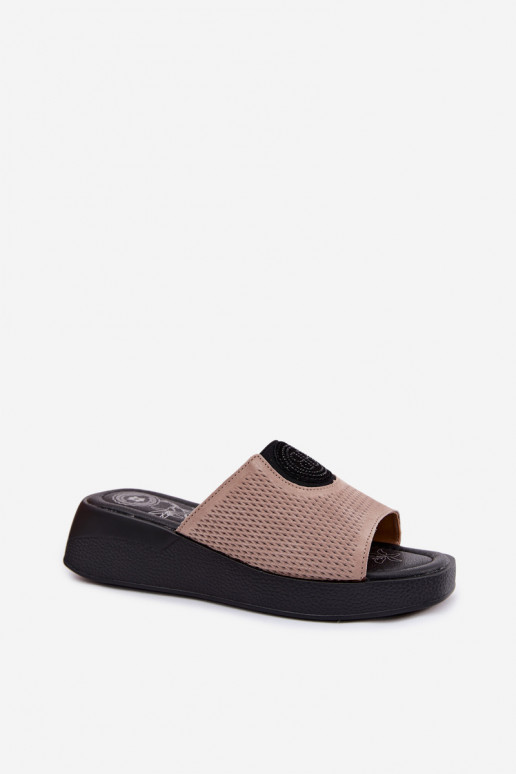 Sandkleurige dames slippers van faux suede Fablee