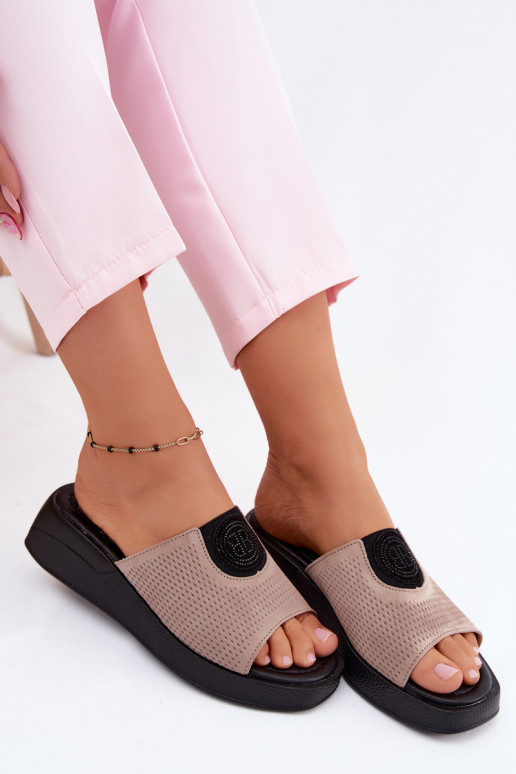 Sandkleurige dames slippers van faux suede Fablee