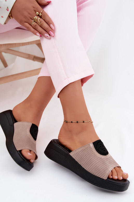 Sandkleurige dames slippers van faux suede Fablee