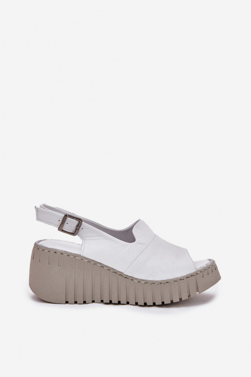 Dames sandalen met elementen van natuurlijk leer op een platform in witte kleur Artiker 54C0786